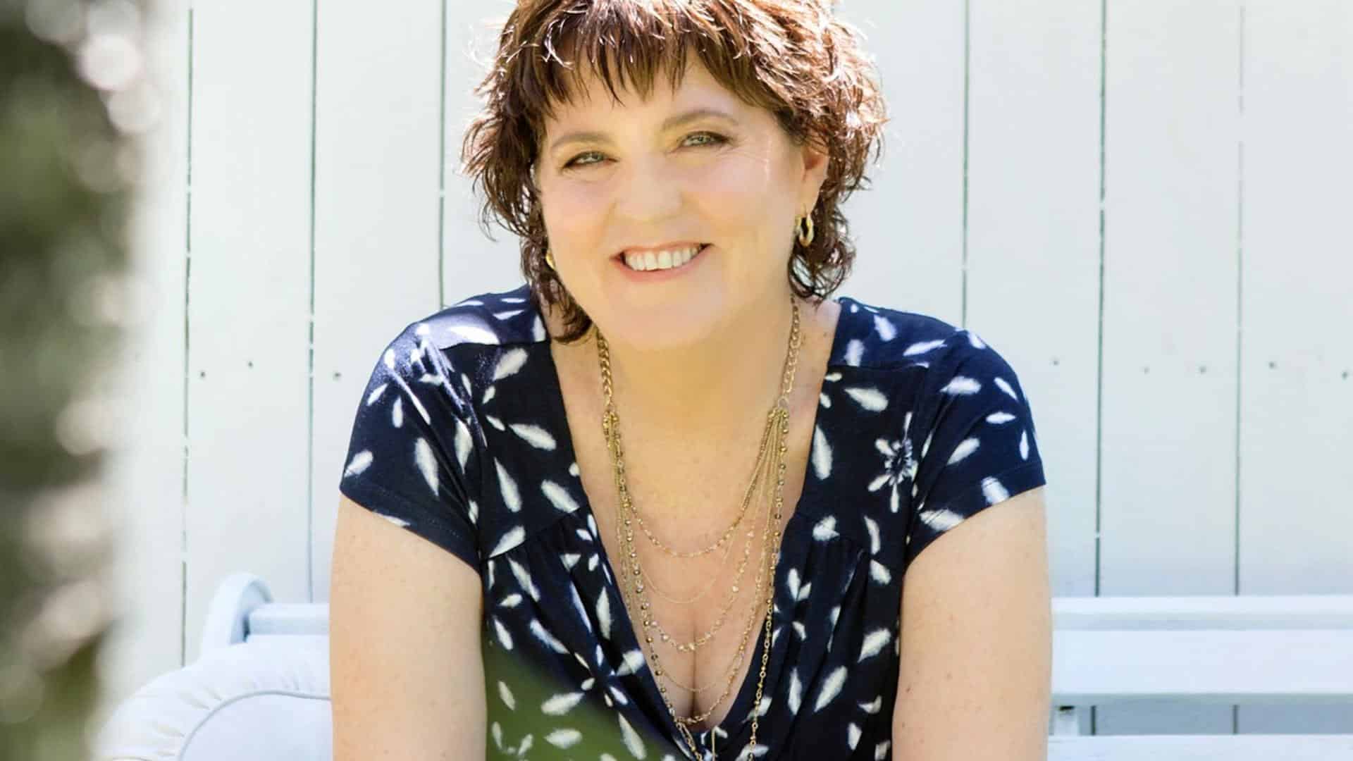 Bronnie Ware é uma escritora e enfermeira australiana conhecida por seu trabalho com pacientes terminais. Ela se tornou famosa por compartilhar os insights que obteve enquanto cuidava de pessoas no final de suas vidas. Em particular, Bronnie Ware é conhecida por identificar os cinco arrependimentos mais comuns manifestados por seus pacientes terminais.

Esses arrependimentos, que ela documentou em seu livro "The Top Five Regrets of the Dying" (Os Cinco Principais Arrependimentos dos Moribundos), são: